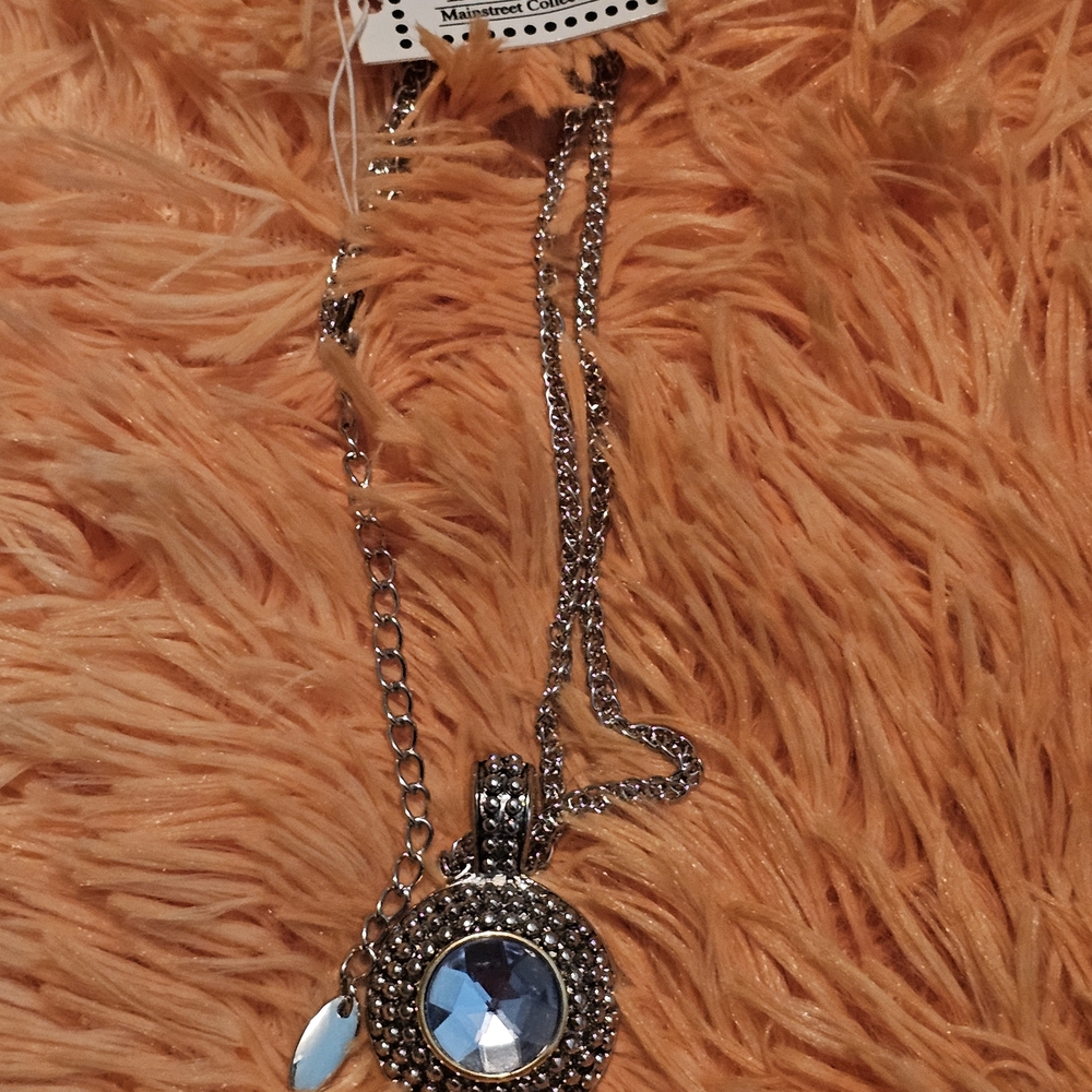 Elegant Silver Pendant Necklace With Pale Stone